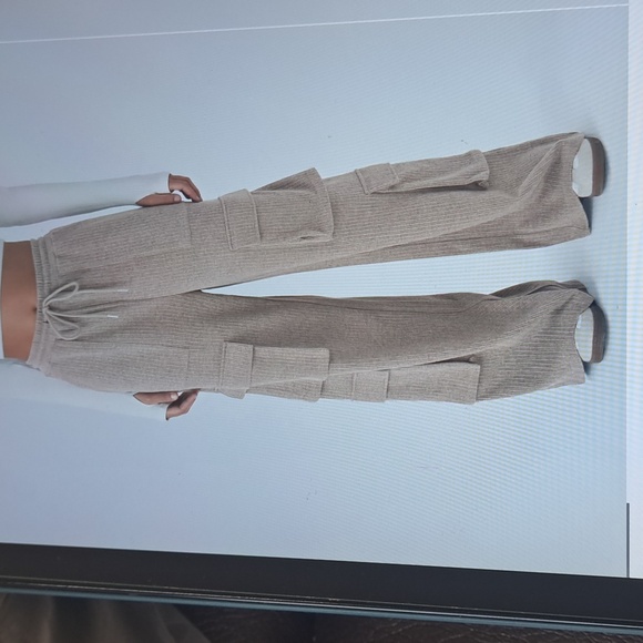 HALARA Pants - LARGE. HALARA RIBBED MIDRISE DRAWSTRING WIDE LEG CARGO PANT